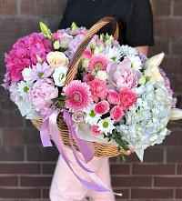 Композиция солнечный день в Ивойлово Цветочная композиция из Розы, Хризантемы, Пионы и Лизиантусы в корзине в Ивойлово