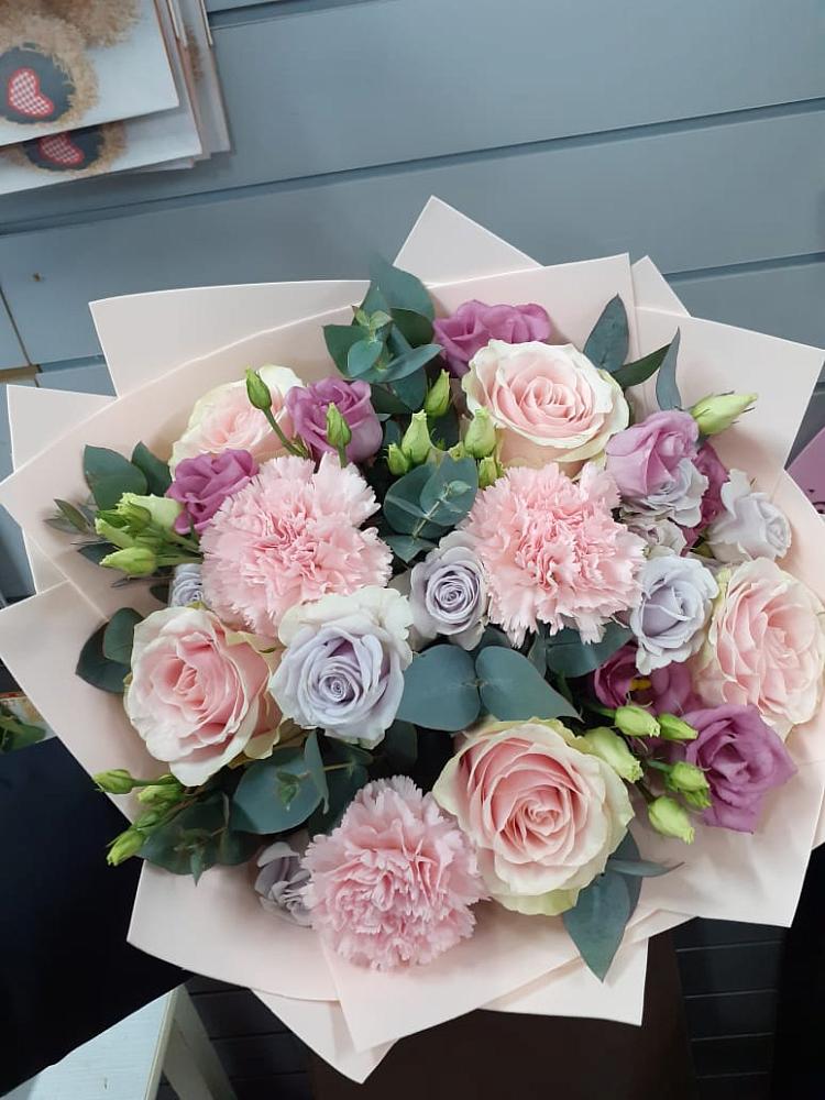 Букет цветов из: Розы, Гвоздики и Лизиантусы в Ивойлово